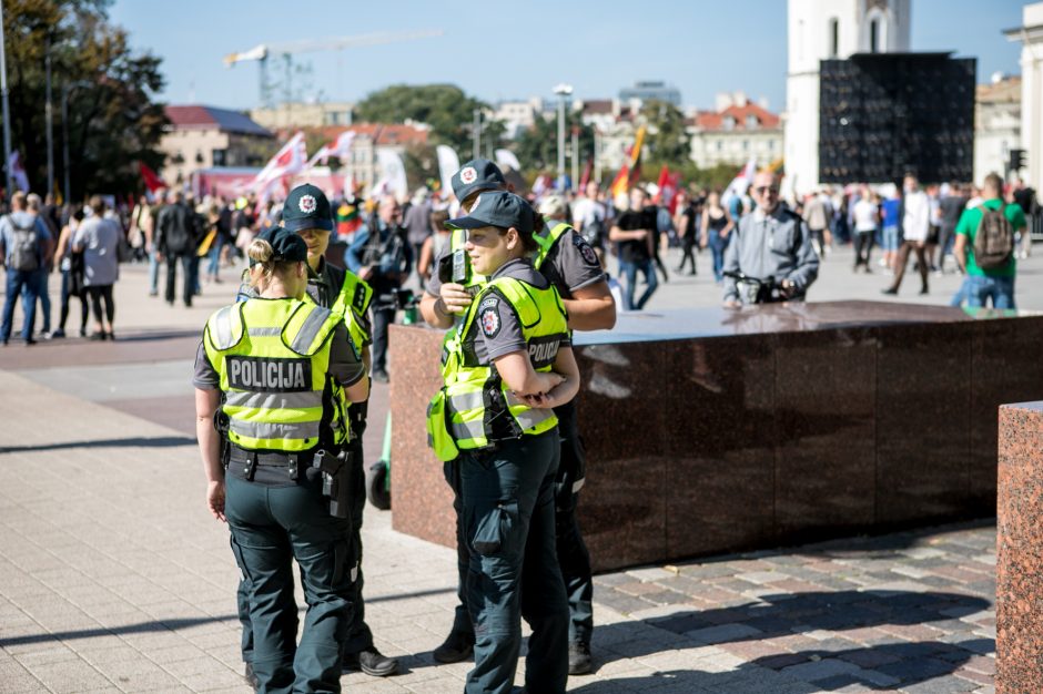 Vilniuje – tūkstantinis protestas: su plakatais „Ne gyvulių pasui“ ir „Dž. Sorošą lauk iš Lietuvos“