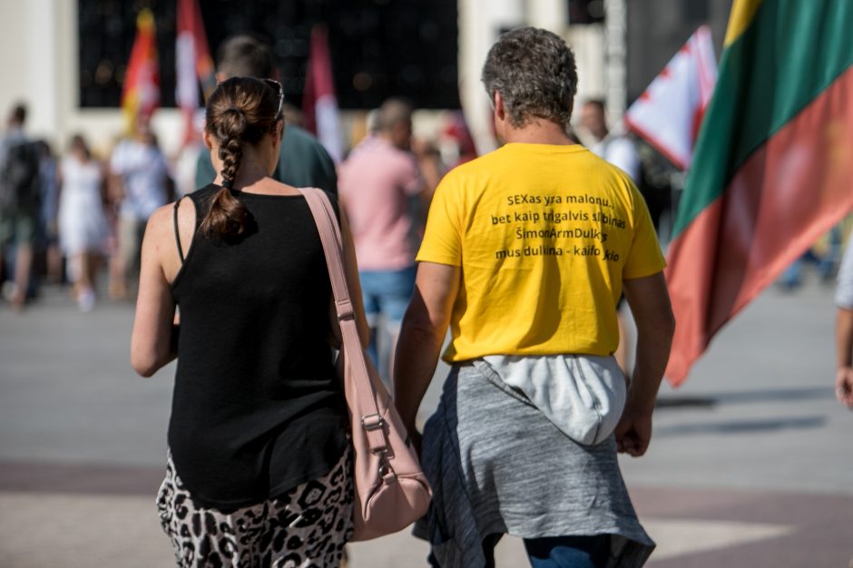 Vilniuje – tūkstantinis protestas: su plakatais „Ne gyvulių pasui“ ir „Dž. Sorošą lauk iš Lietuvos“