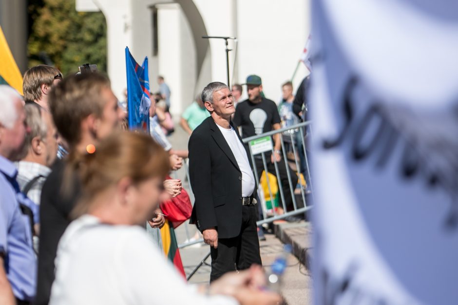 Vilniuje – tūkstantinis protestas: su plakatais „Ne gyvulių pasui“ ir „Dž. Sorošą lauk iš Lietuvos“