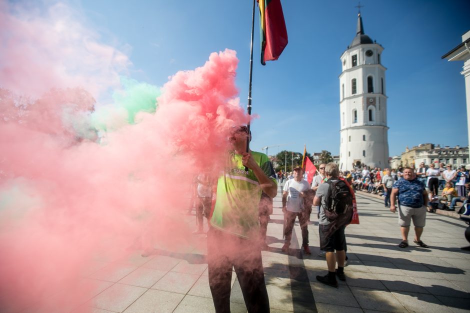 Vilniuje – tūkstantinis protestas: su plakatais „Ne gyvulių pasui“ ir „Dž. Sorošą lauk iš Lietuvos“