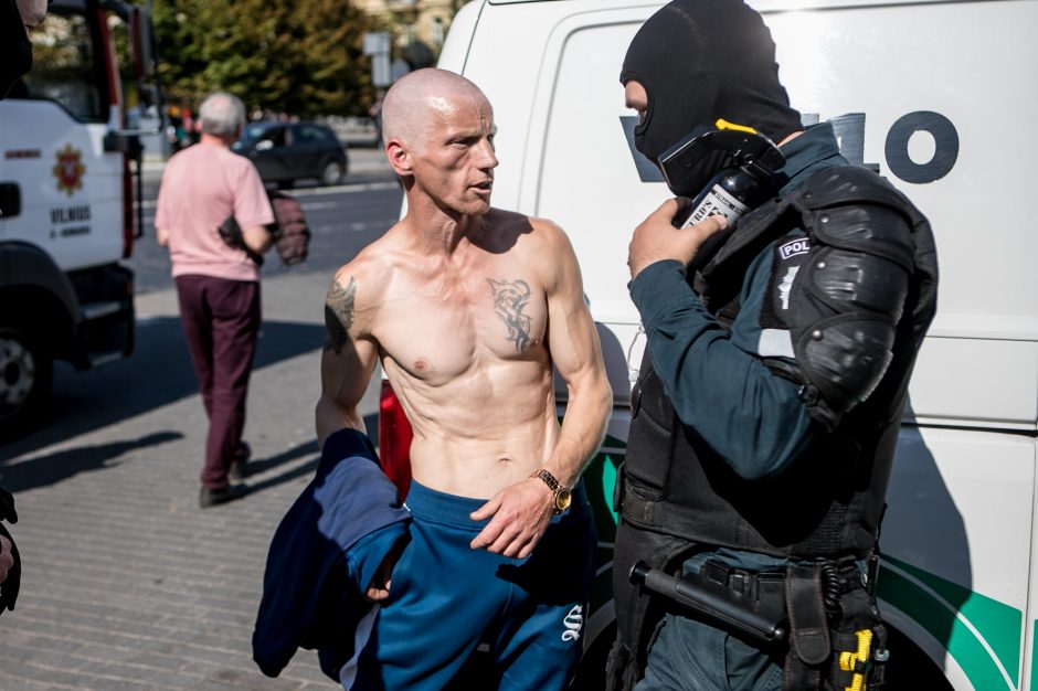 Vilniuje – tūkstantinis protestas: su plakatais „Ne gyvulių pasui“ ir „Dž. Sorošą lauk iš Lietuvos“