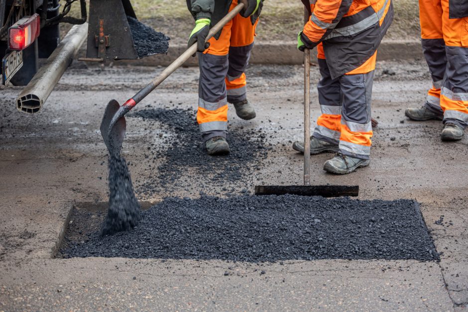 Sostinės gatvėse tvarkomos per žiemą atsivėrusios duobės