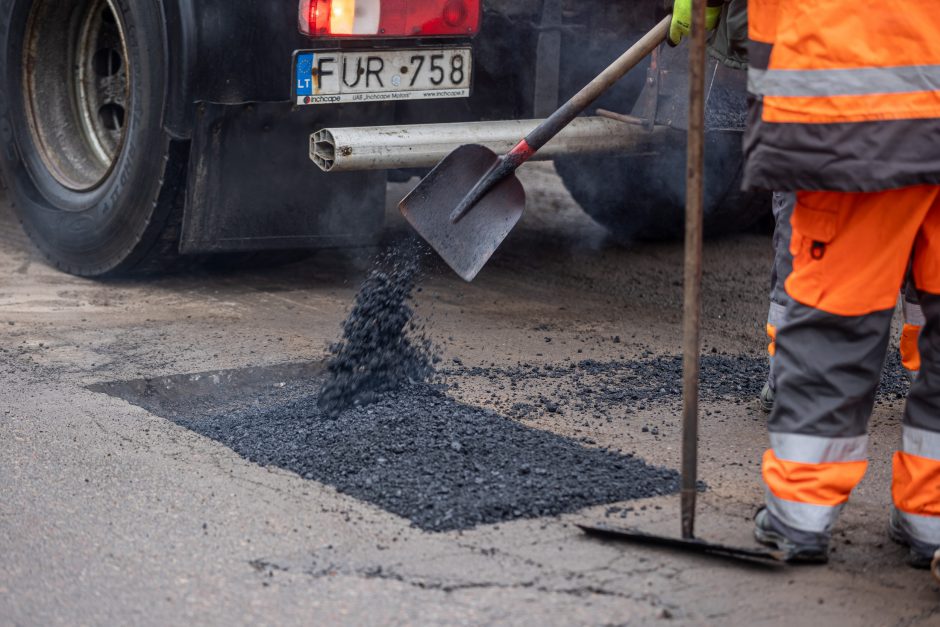 Sostinės gatvėse tvarkomos per žiemą atsivėrusios duobės