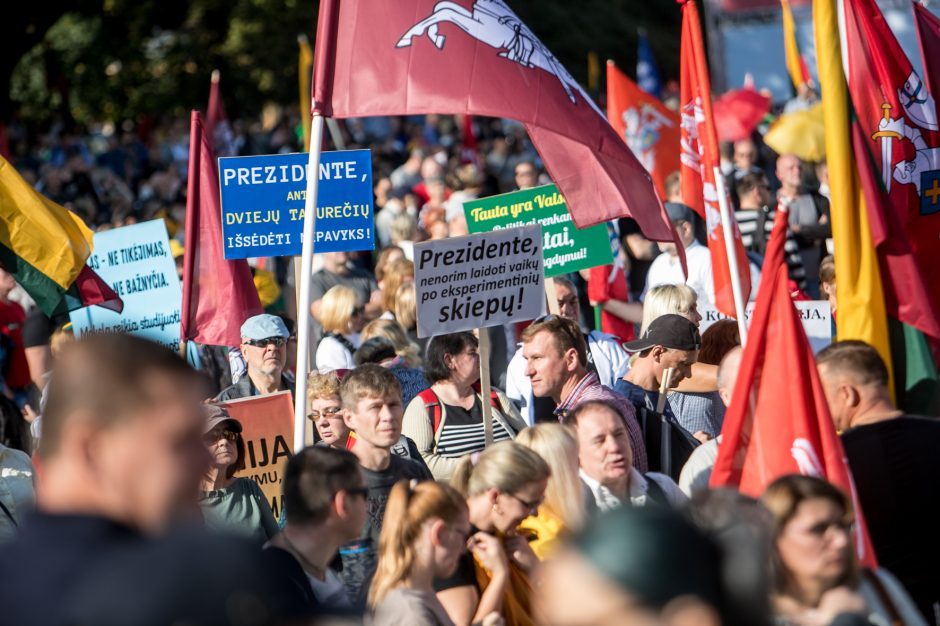 Vilniuje – tūkstantinis protestas: su plakatais „Ne gyvulių pasui“ ir „Dž. Sorošą lauk iš Lietuvos“