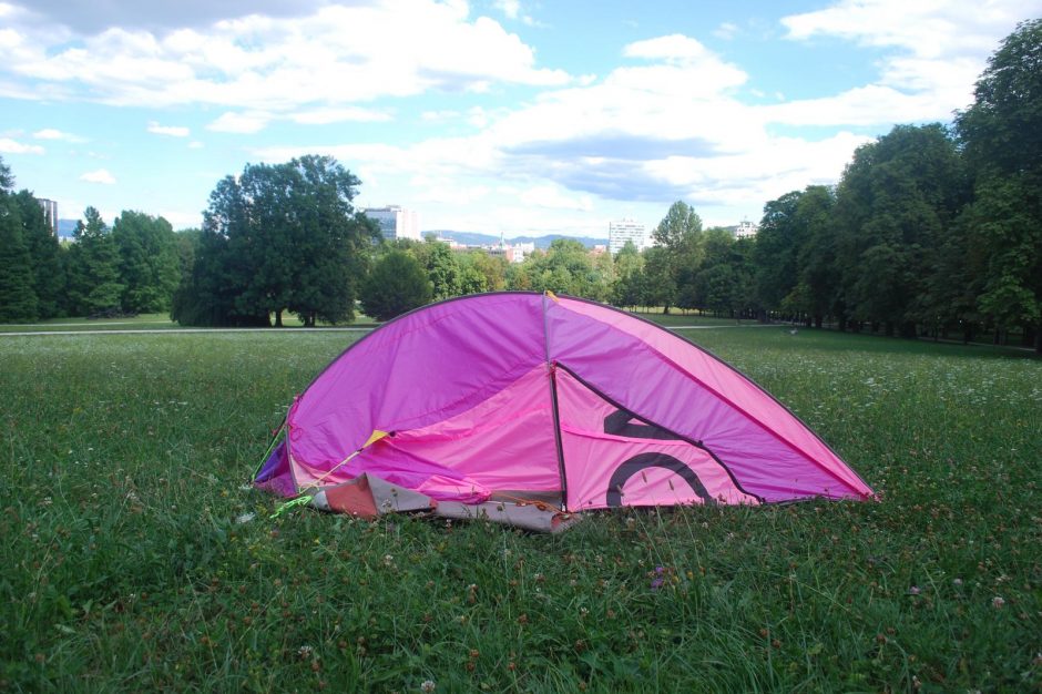 Studento sukurta striukė gali pavirsti į palapinę