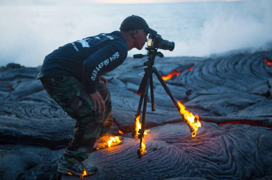 Nutrūktgalvis fotografas besiveržiančią lavą filmavo iš labai arti