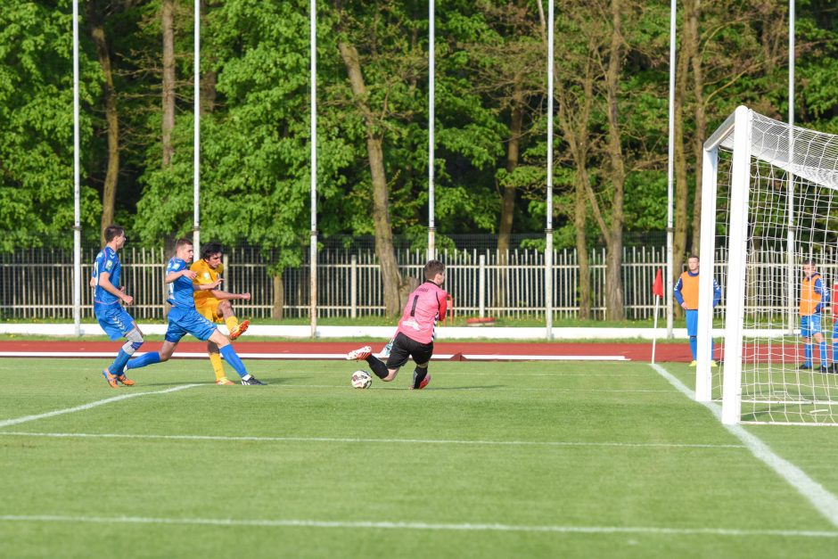 Dieną – futbolininkai, naktį – žiaurūs banditai