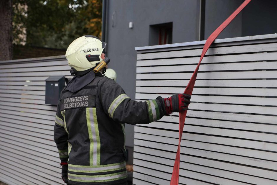 Trečiadienio pavakarę ugniagesiai užgulė Vilijampolę: po įvykio ant tilto netoliese kilo ir gaisras