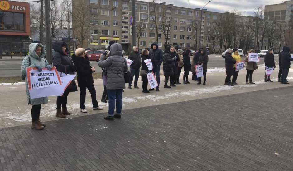 Domeikavos bendruomenė protestuoja dėl pusiaukelės namų