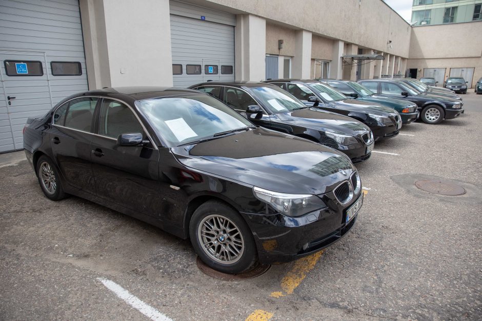 Akibrokštas Seime: du darbuotojai į namus važinėjo valdiškais automobiliais