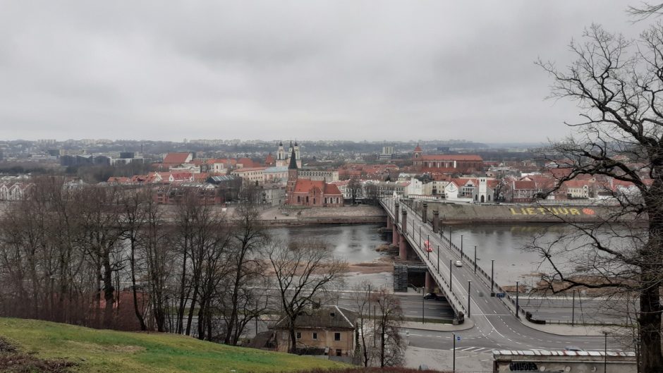 Pasipiktinęs kaunietis: Aleksoto aikštelėje gražų vaizdą nustelbia nuorūkos