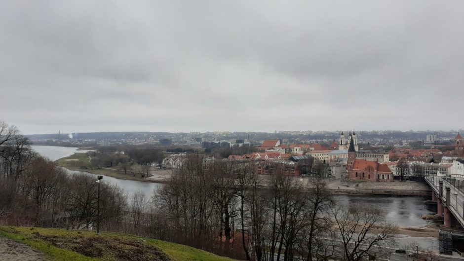 Pasipiktinęs kaunietis: Aleksoto aikštelėje gražų vaizdą nustelbia nuorūkos