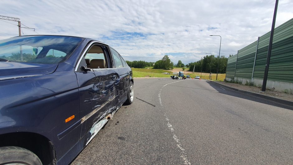 Ties Amalių tuneliu – stiprus BMW ir motociklo susidūrimas: yra sužalotų