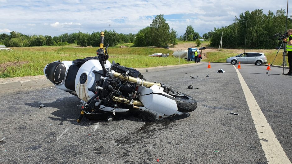 Ties Amalių tuneliu – stiprus BMW ir motociklo susidūrimas: yra sužalotų