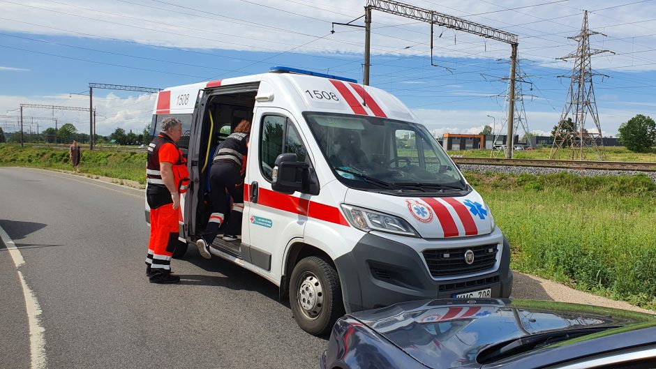 Ties Amalių tuneliu – stiprus BMW ir motociklo susidūrimas: yra sužalotų