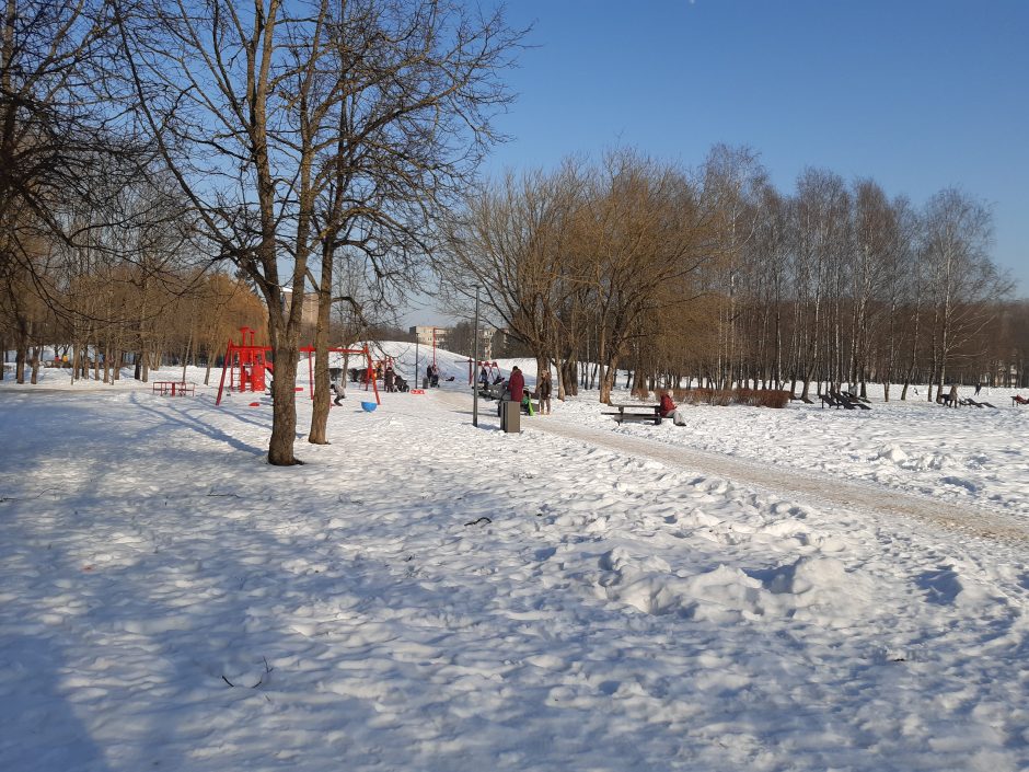 Saulėtos dienos išginė kauniečius į parkus (fotoreportažas)