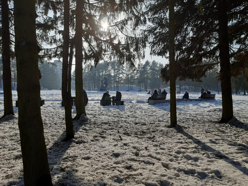 Saulėtos dienos išginė kauniečius į parkus (fotoreportažas)