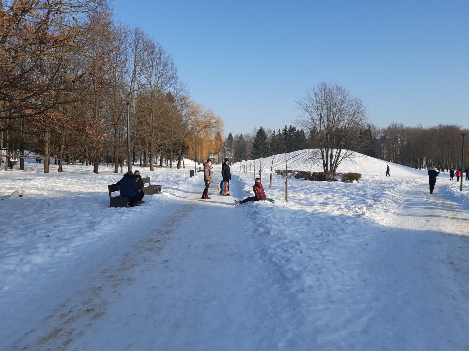 Saulėtos dienos išginė kauniečius į parkus (fotoreportažas)