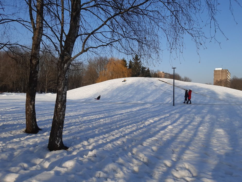 Saulėtos dienos išginė kauniečius į parkus (fotoreportažas)