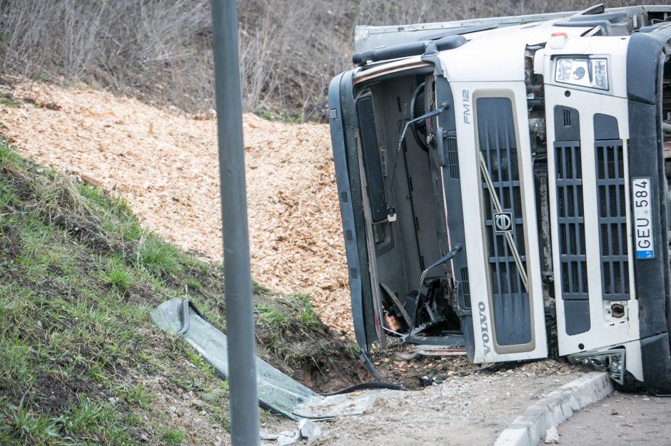 Per Amalių tunelį nepravažiuosite: traukiant apvirtusį vilkiką bus uždarytas eismas