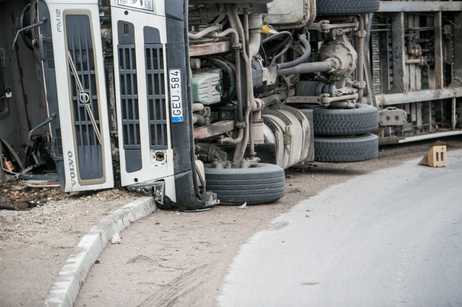 Per Amalių tunelį nepravažiuosite: traukiant apvirtusį vilkiką bus uždarytas eismas