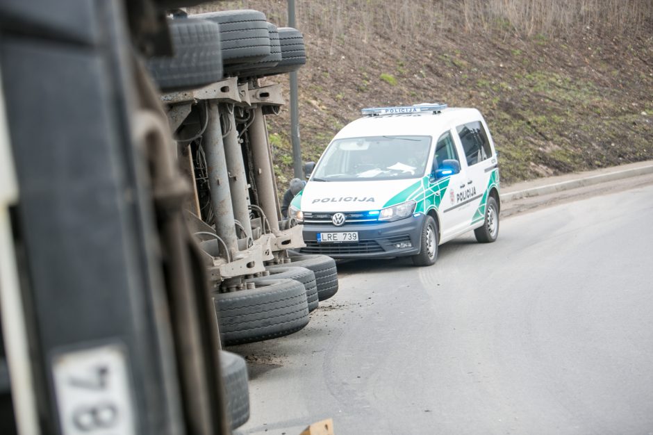 Per Amalių tunelį nepravažiuosite: traukiant apvirtusį vilkiką bus uždarytas eismas