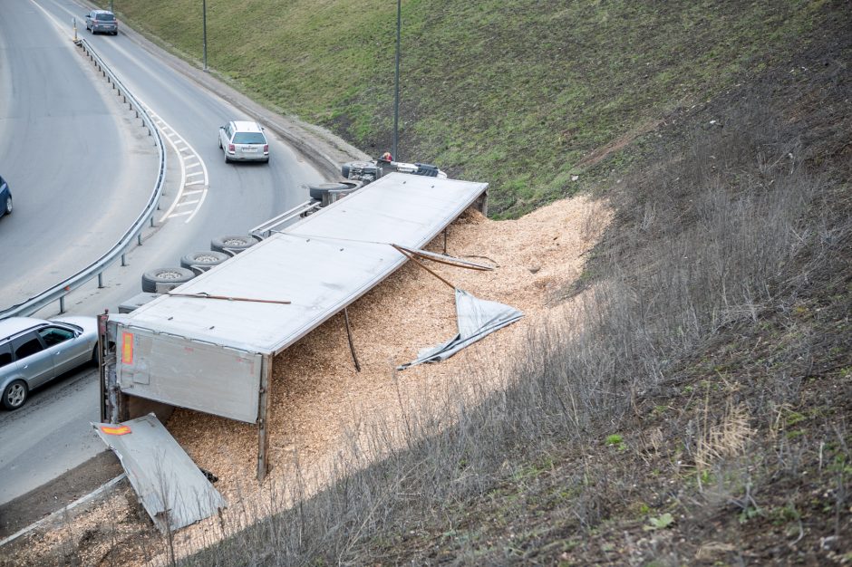 Per Amalių tunelį nepravažiuosite: traukiant apvirtusį vilkiką bus uždarytas eismas