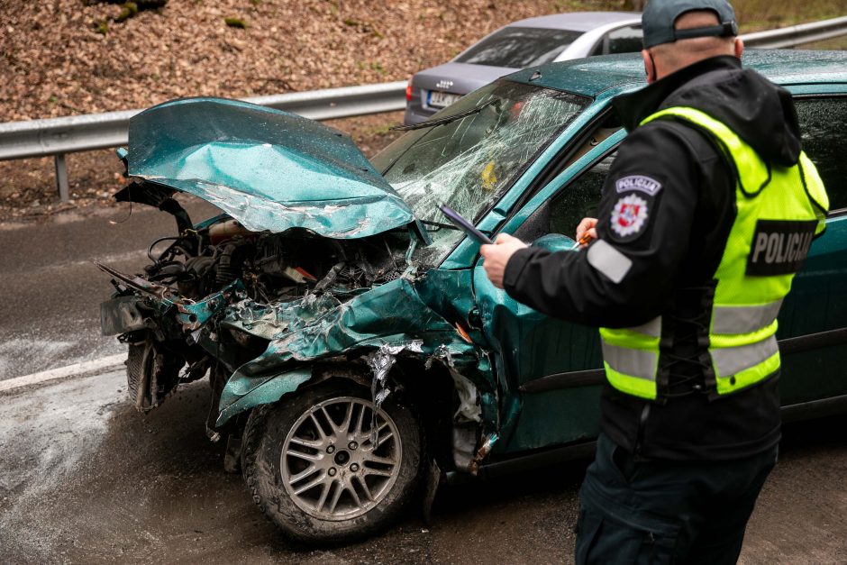 Savaitgalio pamokos šalies keliuose: girti vairuotojai – dar ne didžiausias pavojus