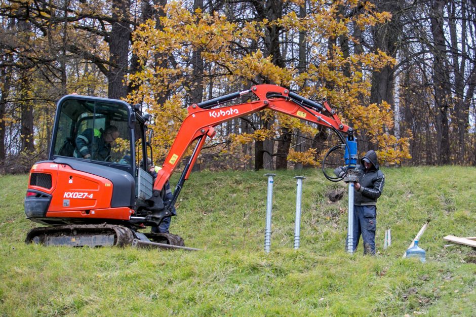 Ąžuolyną bus galima pasiekti naujais laiptais: jau montuojamos konstrukcijos