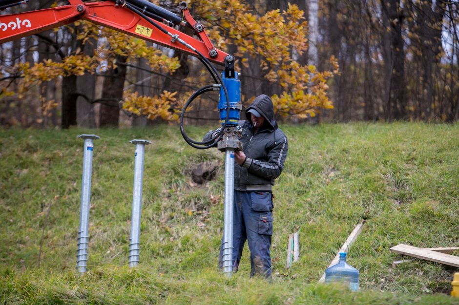 Ąžuolyną bus galima pasiekti naujais laiptais: jau montuojamos konstrukcijos