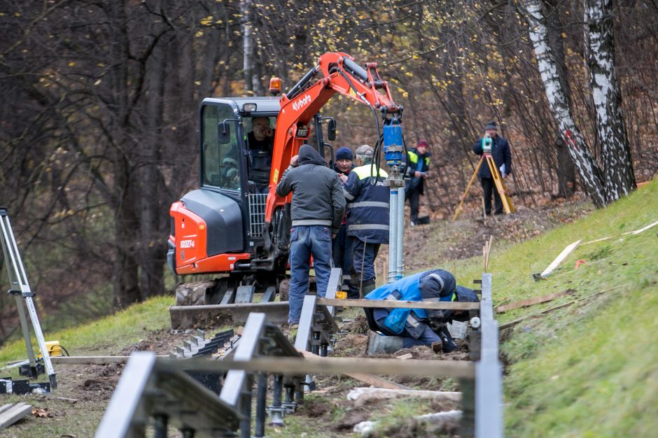 Ąžuolyną bus galima pasiekti naujais laiptais: jau montuojamos konstrukcijos