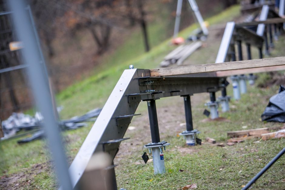 Ąžuolyną bus galima pasiekti naujais laiptais: jau montuojamos konstrukcijos