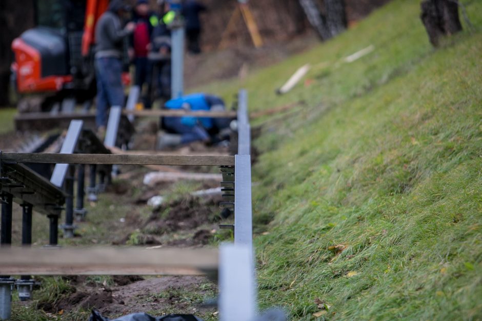 Ąžuolyną bus galima pasiekti naujais laiptais: jau montuojamos konstrukcijos