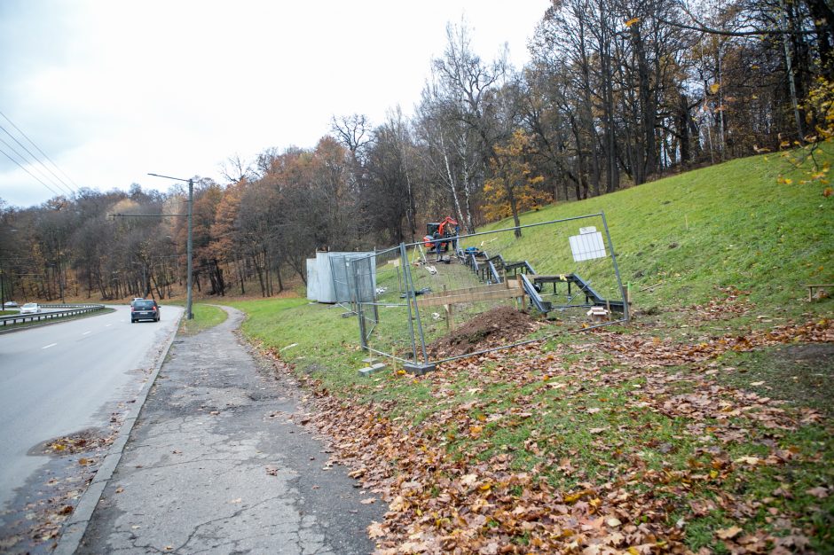 Ąžuolyną bus galima pasiekti naujais laiptais: jau montuojamos konstrukcijos