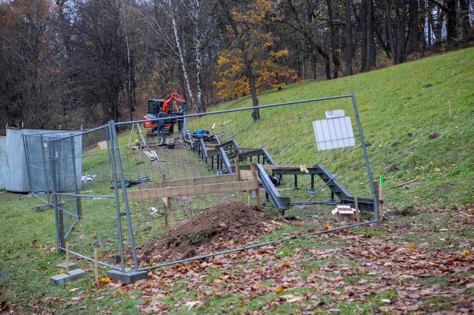 Ąžuolyną bus galima pasiekti naujais laiptais: jau montuojamos konstrukcijos