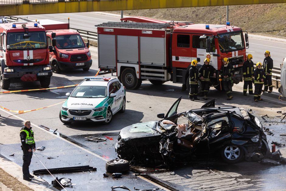 Baisi avarija Vilniuje: susidūrė trys transporto priemonės, žuvo prispaustas BMW vairuotojas