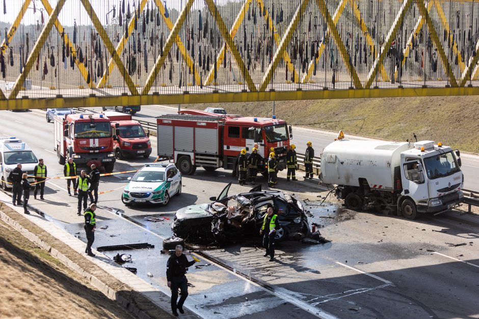 Baisi avarija Vilniuje: susidūrė trys transporto priemonės, žuvo prispaustas BMW vairuotojas