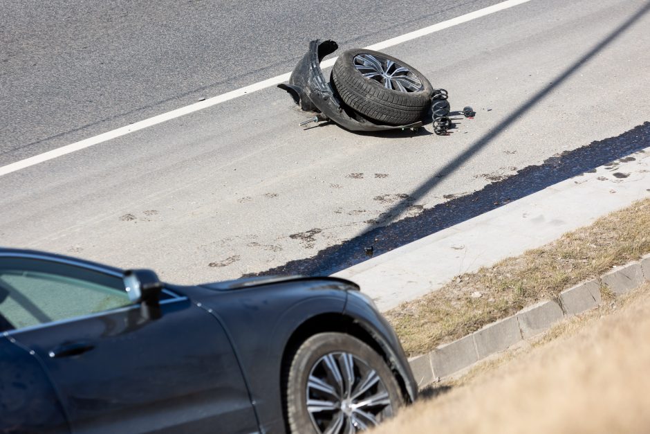 Baisi avarija Vilniuje: susidūrė trys transporto priemonės, žuvo prispaustas BMW vairuotojas