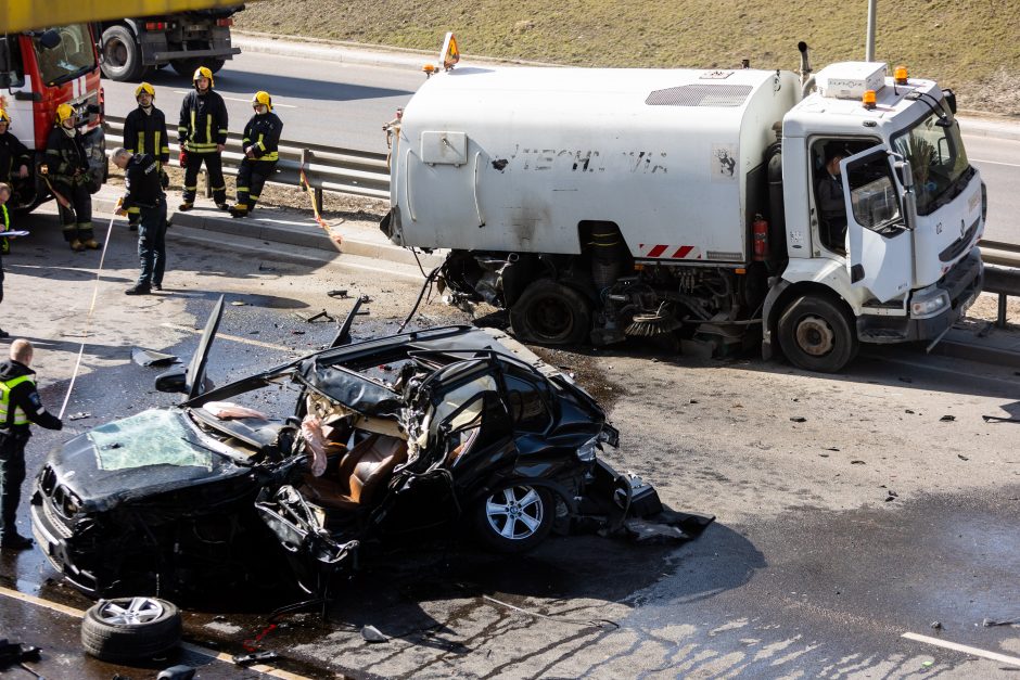 Baisi avarija Vilniuje: susidūrė trys transporto priemonės, žuvo prispaustas BMW vairuotojas