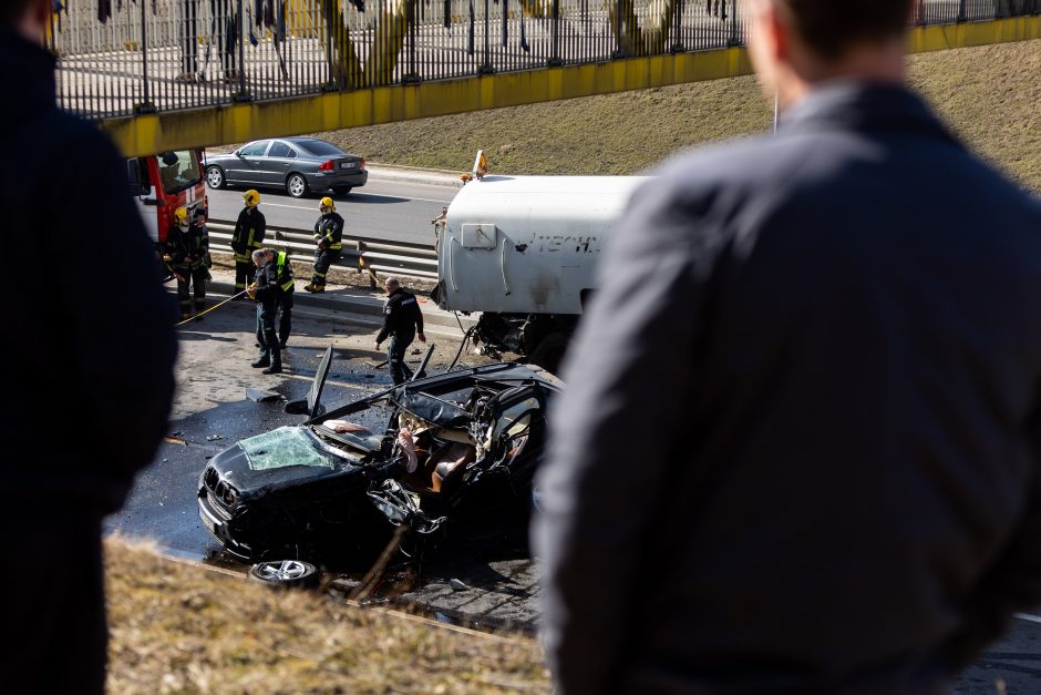 Baisi avarija Vilniuje: susidūrė trys transporto priemonės, žuvo prispaustas BMW vairuotojas