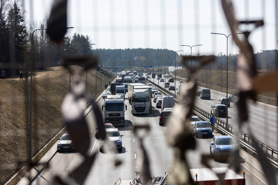 Baisi avarija Vilniuje: susidūrė trys transporto priemonės, žuvo prispaustas BMW vairuotojas