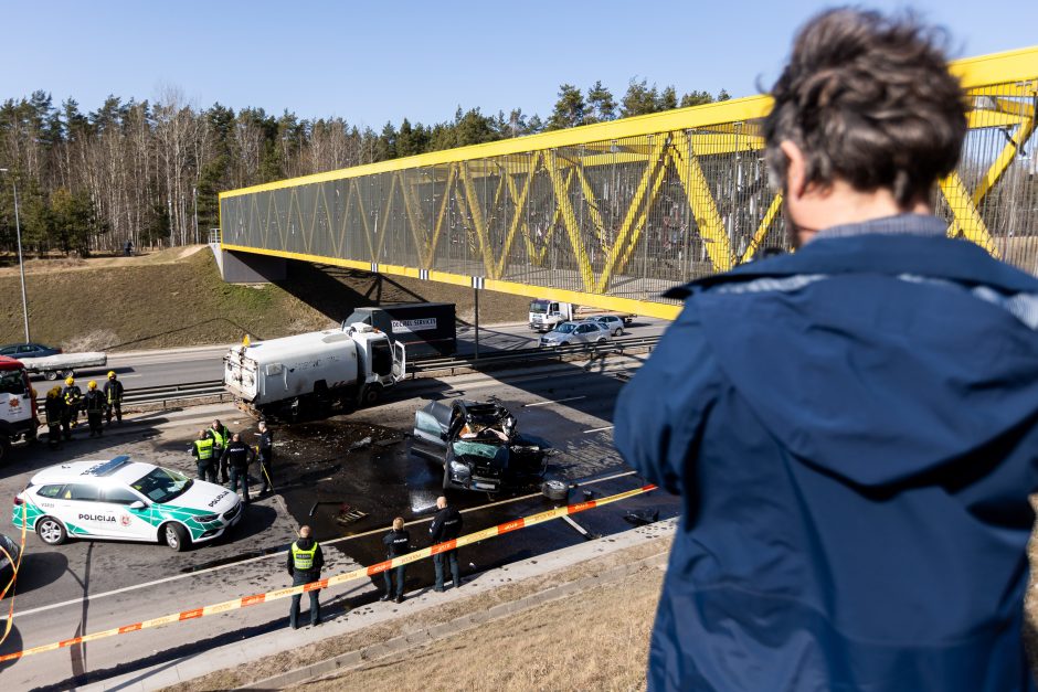 Baisi avarija Vilniuje: susidūrė trys transporto priemonės, žuvo prispaustas BMW vairuotojas