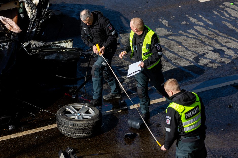 Baisi avarija Vilniuje: susidūrė trys transporto priemonės, žuvo prispaustas BMW vairuotojas