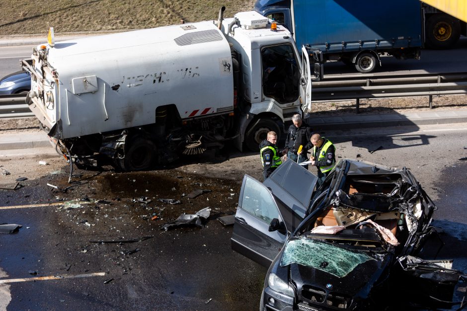 Baisi avarija Vilniuje: susidūrė trys transporto priemonės, žuvo prispaustas BMW vairuotojas