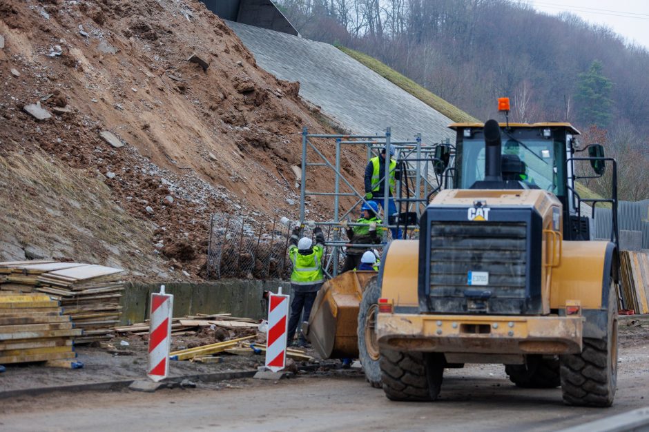 Kleboniškio tilto griūtis: baiminamasi, kad gali dar lūžti, koreguojamos eismo schemos