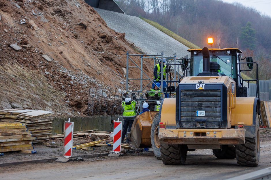 Kleboniškio tilto griūtis: baiminamasi, kad gali dar lūžti, koreguojamos eismo schemos