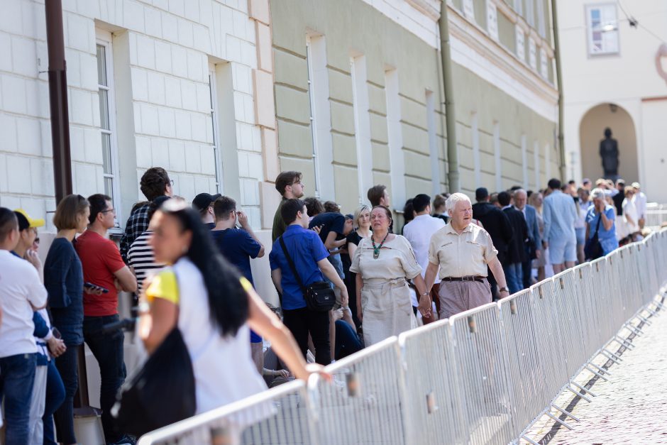 Prie Vilniaus universiteto – milžiniška eilė: laukiama J. Bideno kalbos 