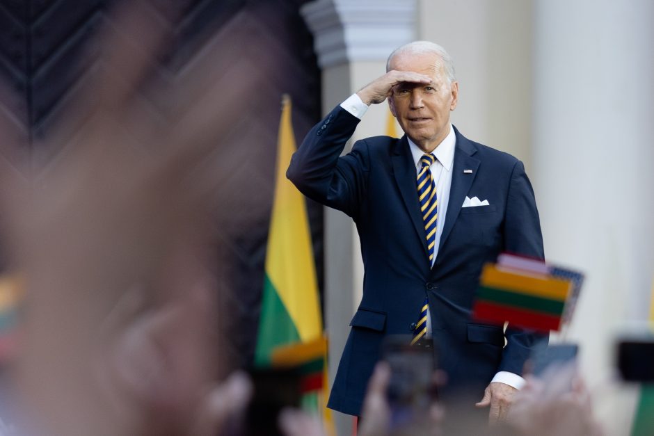 J. Bideno kalbos Vilniuje analizė ir atgarsiai: kas liko tarp eilučių?