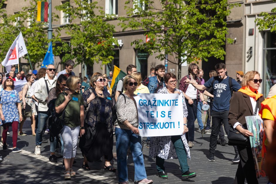 Profsąjungų atstovai surengė eitynes ir mitingą: „Atriškit rankas ginti savo teises“