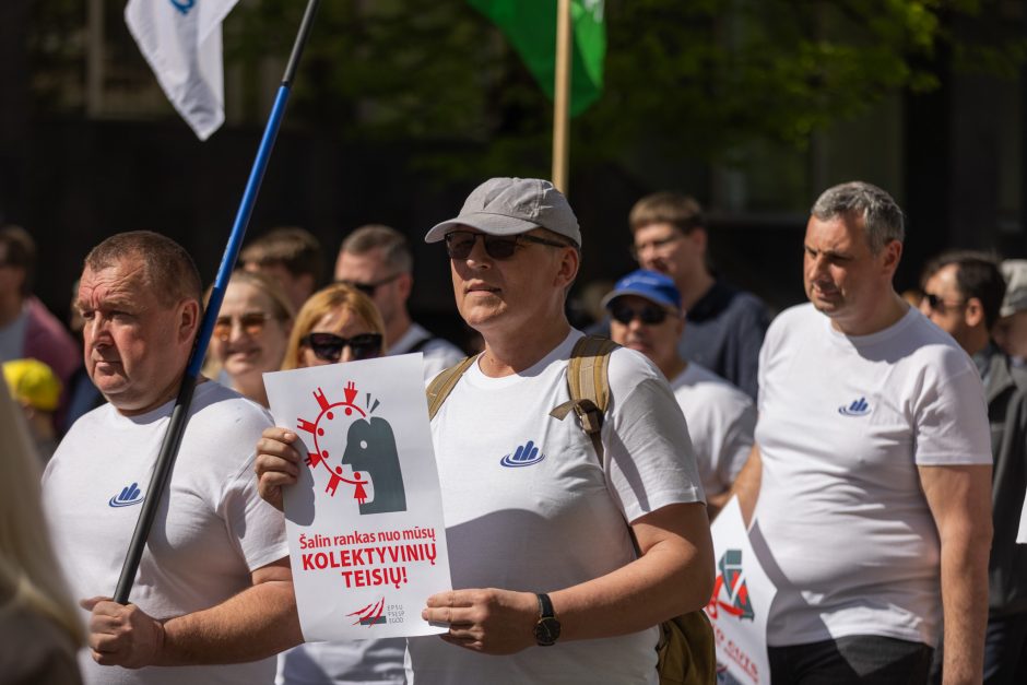 Profsąjungų atstovai surengė eitynes ir mitingą: „Atriškit rankas ginti savo teises“